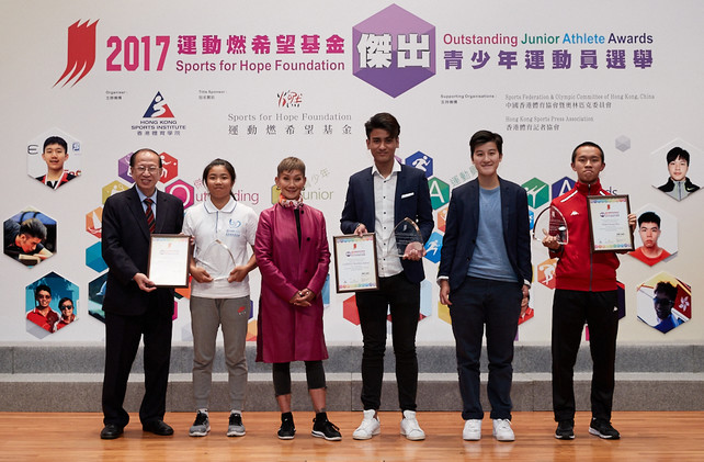 Miss Marie-Christine Lee, Founder of the Sports for Hope Foundation (3<sup>rd</sup> from the left); Mr Pui Kwan-kay SBS MH, Vice-President of the Sports Federation & Olympic Committee of Hong Kong, China (1<sup>st</sup> from the left), and Miss Chui Wai-wah, Committee Member of the Hong Kong Sports Press Association (2<sup>nd</sup> from the right) present trophy and certificate to the winners of the Most Outstanding Junior Athlete Award of 2017 – Capito Robbie James (Billiard Sports, 3<sup>rd</sup> from the right), Mak Cheuk-wing (Windsurfing, 2<sup>nd</sup> from the left) and Yim Ching-hei (Athletics – Hong Kong Sports Association for Persons with Intellectual Disability, 1<sup>st</sup> from the right).
