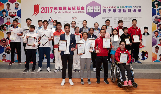 The Sports for Hope Foundation Outstanding Junior Athlete Awards annual celebration and 4<sup>th</sup> quarter 2017 presentation ceremony was concluded successfully. The award winners included: Ko Shing-hei (Badminton) (back row, 2<sup>nd</sup> from the left), Robbie James Capito (Billiard Sports) (front row, 1<sup>st</sup> from the left), Chan Yin-yau (Equestrian) (back row, 3<sup>rd</sup> from the right), Cheng Hui-pan (Karatedo) (2<sup>nd</sup> row, 1<sup>st</sup> from the left), Ha Yat-ting and Po Ting-jun (Lawn Bowls) (2<sup>nd</sup> row, 4<sup>th</sup> and 3<sup>rd</sup> from the left), Chau Wing-sze, Lee Ka-yee and Wong Chin-yau (back row, 5<sup>th</sup> and 4<sup>th</sup> from the right and 5<sup>th</sup> from the left) (Table Tennis), Wong Hoi-ki and Wong Hong-yi (Tennis) (2<sup>nd</sup> row, 3<sup>rd</sup> and 4<sup>th</sup> from the right), Cheng Ching-yin and Mak Cheuk-wing (Windsurfing) (2<sup>nd</sup> row, 2<sup>nd</sup> from the left, and front row, 2<sup>nd</sup> from the left), Hui Ka-chun (Swimming - Hong Kong Sports Association for Persons with Intellectual Disability) (back row, 2<sup>nd</sup> from the right), Wan Wai-lok (Table Tennis - Hong Kong Sports Association for Persons with Intellectual Disability) (back row, 1<sup>st</sup> from the right) and Cheung Yuen (Boccia - Hong Kong Paralympic Committee & Sports Association for the Physically Disabled) (front row, 1<sup>st</sup> from the right). The Certificate of Merit were awarded to Jerry Lee and Sin Kam-ho (Dance Sports) (back row, 4<sup>th</sup> and 3<sup>rd</sup> from the left), Kwok Tsz-fung and Lam Ching-yan (Skating) (2<sup>nd</sup> row, 1<sup>st</sup> and 2<sup>nd</sup> from the right) for this quarter. Wong Wing-ho (Canoe) (back row, 1<sup>st</sup> from the left) was presented with the Certificate of Appreciation to acknowledge his effort. In addition, Robbie James Capito, Mak Cheuk-wing and Yim Ching-hei (Athletics – Hong Kong Sports Association for Persons with Intellectual Disability) (1<sup>st</sup> row, 2<sup>nd</sup> from the right), had the best sporting results and were awarded the Most Outstanding Junior Athletes of 2017.