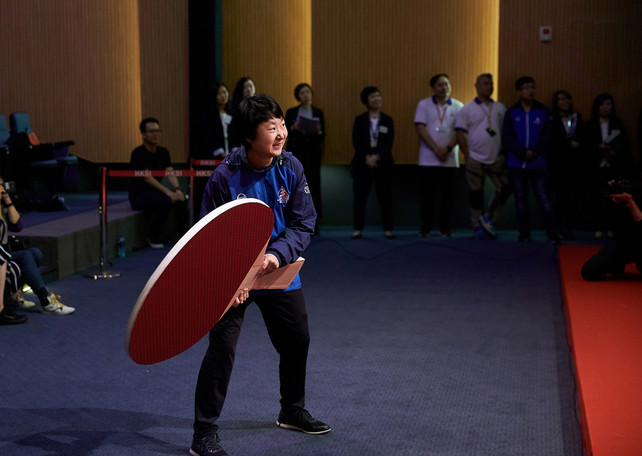 Hurdler Lui Lai-yiu, table tennis athlete Li Ching-wan (photo), tennis athlete Ng Ki-lung and tenpin bowling athlete Tseng Tak-hin played video games resembling four different sport competitions including hurdling, table tennis, tennis and tenpin bowling to unveil the recipients of the Coach of the Year Awards in four categories.