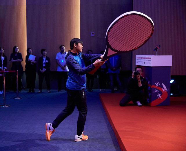 Hurdler Lui Lai-yiu, table tennis athlete Li Ching-wan, tennis athlete Ng Ki-lung (photo) and tenpin bowling athlete Tseng Tak-hin played video games resembling four different sport competitions including hurdling, table tennis, tennis and tenpin bowling to unveil the recipients of the Coach of the Year Awards in four categories.