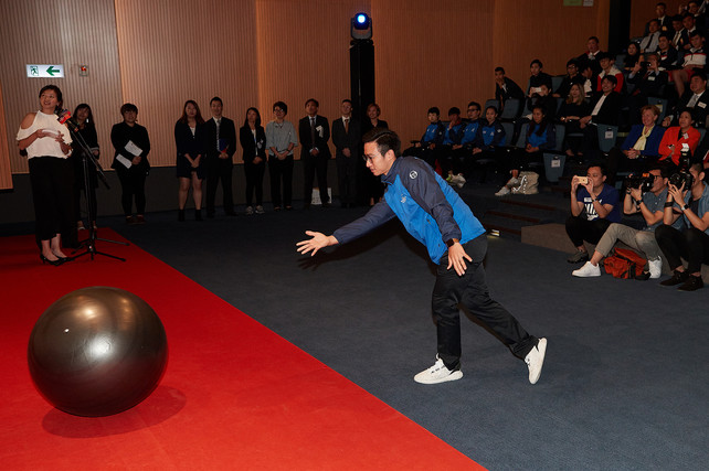 Hurdler Lui Lai-yiu, table tennis athlete Li Ching-wan, tennis athlete Ng Ki-lung and tenpin bowling athlete Tseng Tak-hin (photo) played video games resembling four different sport competitions including hurdling, table tennis, tennis and tenpin bowling to unveil the recipients of the Coach of the Year Awards in four categories.