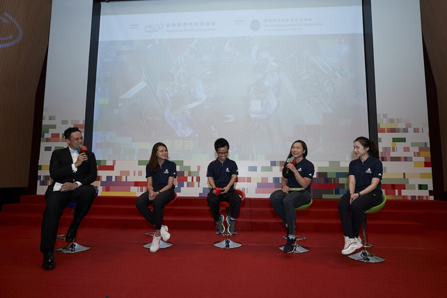 Lee Wai-sze (Cycling) (2<sup>nd</sup> from right), gold medallist in both Women’s Keirin and Women’s Sprint at the 2018 Asian Games (AG), shared how the professionalism of her coach inspires her to pass on the torch. In addition, Mok Uen-ying (Wushu) (1<sup>st</sup> from right), silver medallist in the Women's Taijiquan & Taijijian all-round event at the 2018 AG, Lin Yik-hei (Fencing) (2<sup>nd</sup> from left), bronze medallist in the Women’s Team Epée at the 2018 AG, and Wong Chun-yim (Badminton for Physically Disabled) (middle), bronze medallist in the SS6 Men’s Singles at the 2018 Asian Para Games, shared on stage with audience the unforgettable moments with their coaches.