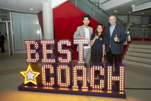 The officiating guests and coaches captured memorable moments of the event by taking photos at the giant standee of “Best Coach”.