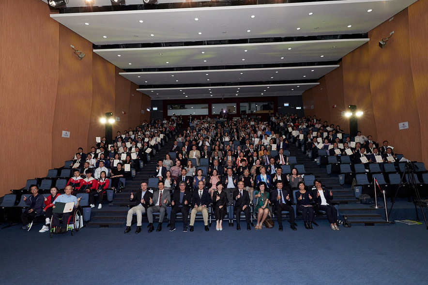 The officiating guests Mr Lau Kong-wah JP, Secretary for Home Affairs (front row, 5<sup>th</sup> from right); Miss Donna Tang, Executive Manager, Charities (Grant Making – Sports and Environment) of The Hong Kong Jockey Club (front row, 6<sup>th</sup> from right); and Ms Vivien Lau BBS JP, Chairman of the Hong Kong Coaching Committee (front row, 4<sup>th</sup> from right) took a group photo with all the awardees on floor, as a celebration of the coaches' and athletes' success in the past year and wishes them outstanding achievements at the Tokyo 2020 Olympics and Paralympics.