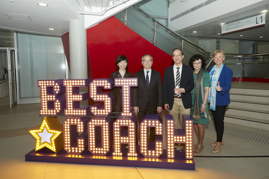 The officiating guests and coaches captured memorable moments of the event by taking photos at the giant standee of “Best Coach”.