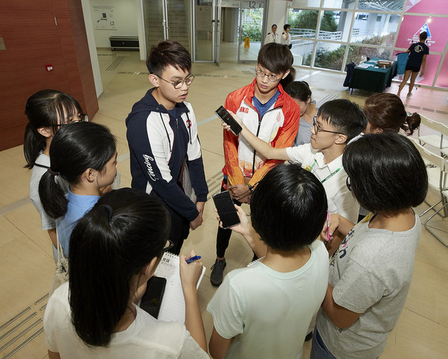 今季度的杰出青少年运动员选举颁奖典礼亦邀请了来自不同中学的学生记者莅临会场进行采访，实为一个增广见闻的好机会。