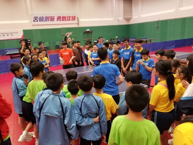 Table Tennis athlete Doo Hoi-kem led the teachers and students on a tour around the HKSI, and taught them some basic techniques of her sport.