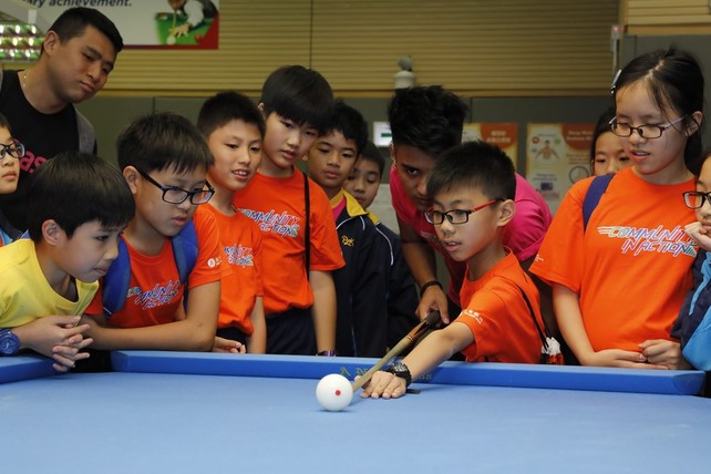 Billiard Sports athlete Robbie Capito led the teachers and students on a tour around the HKSI, and taught them some basic techniques of his sport.