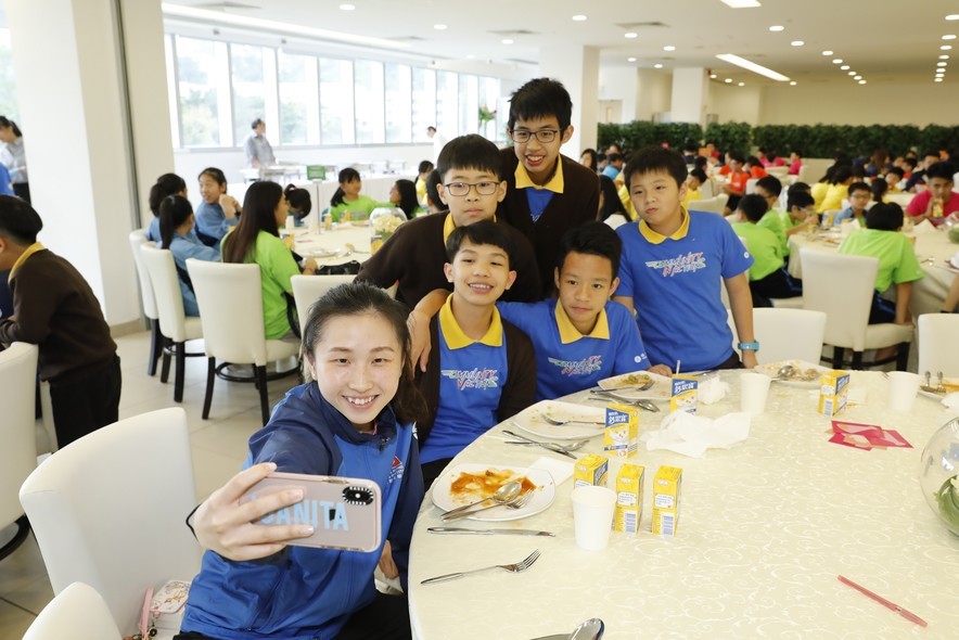 Elite athletes shared their training life with teachers and students during lunch.