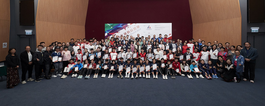 (3<sup>rd</sup> row in the middle) Officiating guests included Miss Chui Wai-wah, Vice Chairman of the Hong Kong Sports Press Association; Ms Vivien Lau BBS JP, Vice-President of the Sports Federation & Olympic Committee of Hong Kong, China; Miss Marie-Christine Lee, founder of the Sports For Hope Foundation, and Dr Trisha Leahy BBS, Chief Executive of the Hong Kong Sports Institute took a group photo with the recipients and guests.