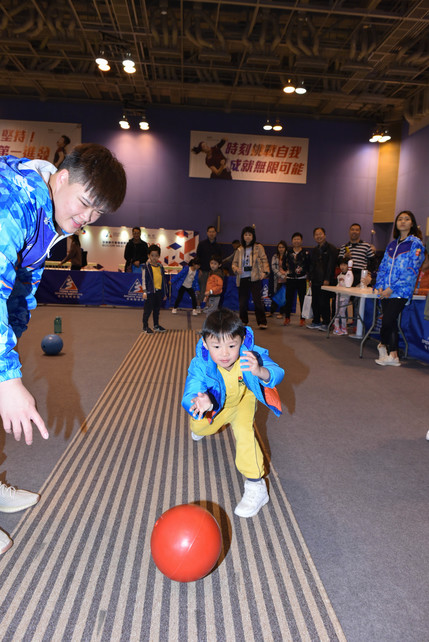 The HKSI hosted “BOCOM HKSI Open Day 2020” on 12 January 2020 , which aimed at raising public awareness towards the development of elite sports training in Hong Kong through various activities, including “Meet the Athletes” session, “Sports Talent Challenge”, interactive game booths, sports demonstrations and tryouts.