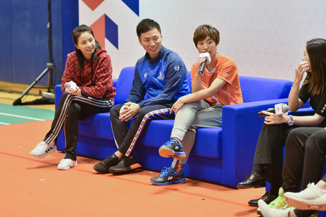 在「与运动员会面」环节中，胡兆康（保龄球）（左二）及叶姵延（羽毛球）（左三）、与观众分享他们的运动员生活点滴。