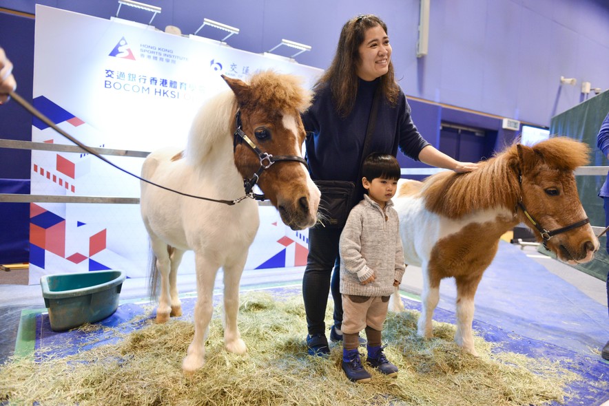 体院於1 月12 日举行「交通银行香港体育学院2020 开放日」，同场设有多项精彩活动，如「与运动员会面」、「运动潜能大比拼」、互动游戏摊位、多个运动项目示范及试玩等，增加市民对精英运动发展的认识。