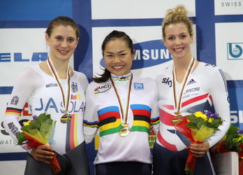 Lee Wai-sze (middle) 李慧詩(中)