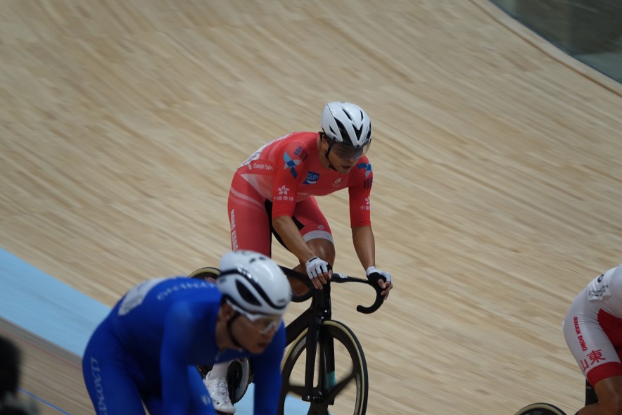 Leung Ka-yu (back) (photo: The Cycling Association of Hong Kong, China)