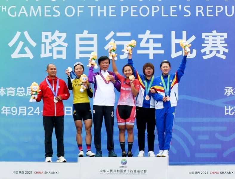 Lee Sze-wing (third right)
