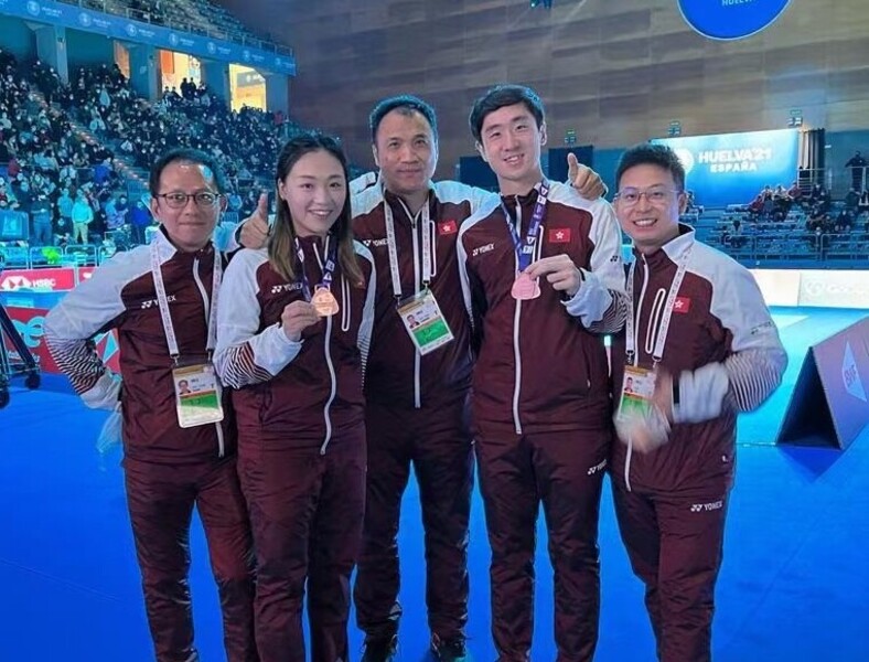 Tse Ying-suet (2nd left) and Tang Chun-man (2nd right)