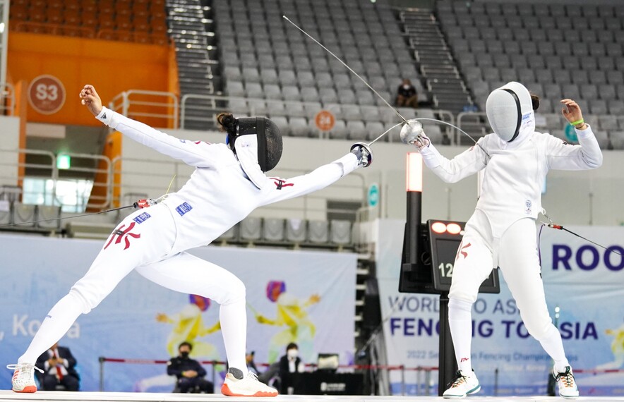 江旻憓（左）（图片来源： International Fencing Federation）