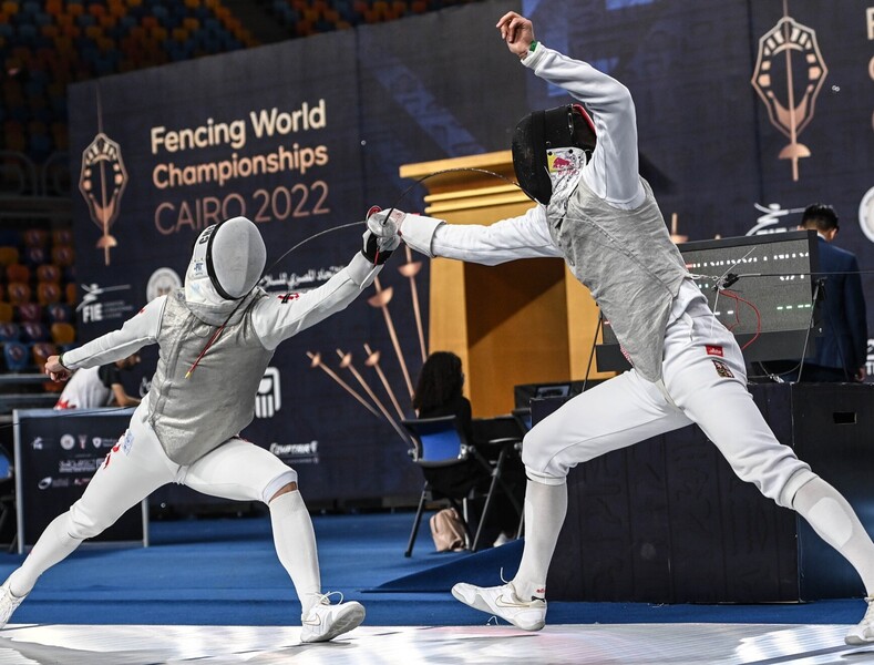 Cheung Ka-long (left) (Photo:&nbsp;International Fencing Federation)