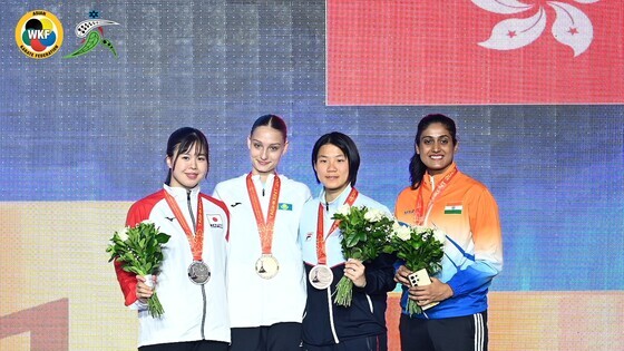 黄卓莉（右二）
（图片来源： AKF Asian Karate Federation）