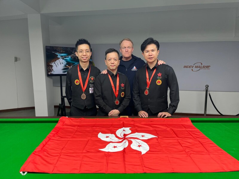 (Front row, from left) Wan Sin-man, Fung Kwok-wai, Chau Hon-man