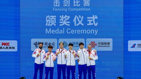 Men&rsquo;s foil team&nbsp;(2<sup>nd</sup> from left to 5<sup>th</sup>