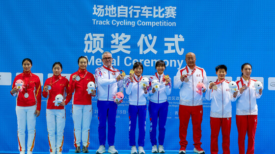 Leung Wing-yee (5<sup>th</sup> from left) and Lee Sze-wing