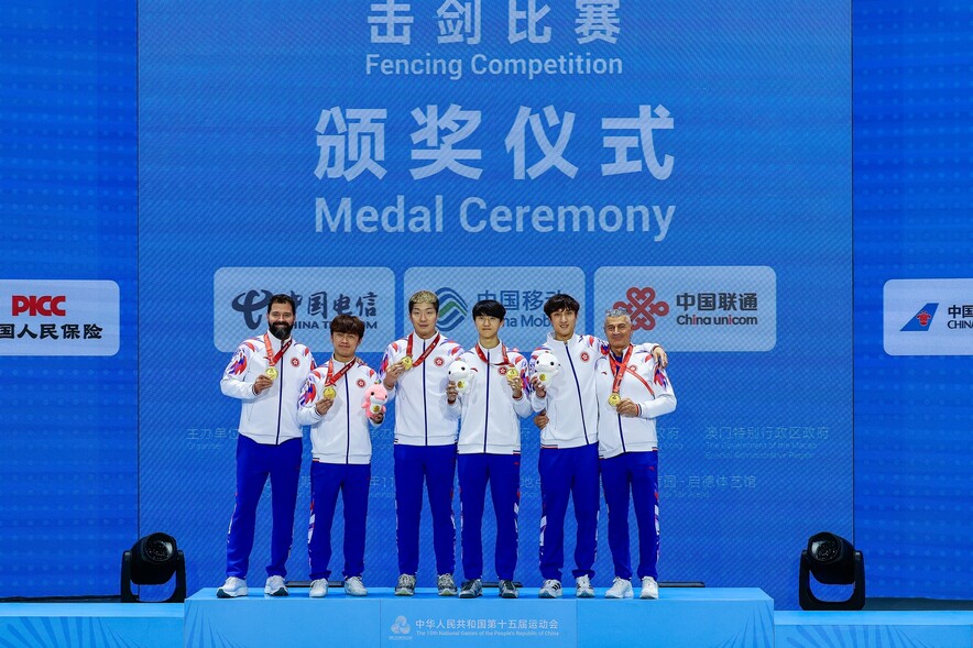 Men&rsquo;s foil team&nbsp;(2nd from left to 5th from left) (Photo: