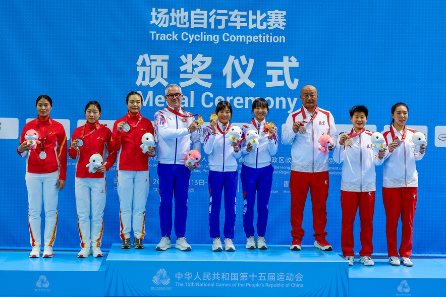 Leung Wing-yee (5th from left) and Lee Sze-wing (4th from right)