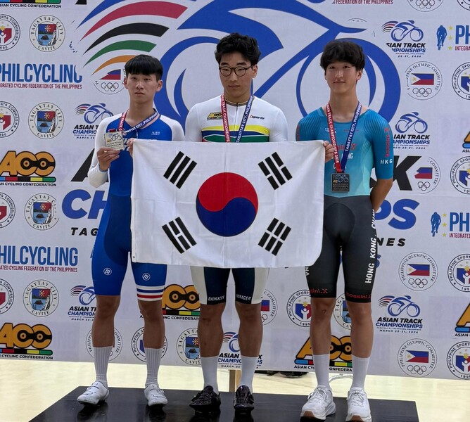 (1st&nbsp;from right)&nbsp;Ma Ching-hong&nbsp;(Photo:&nbsp;The Cycling