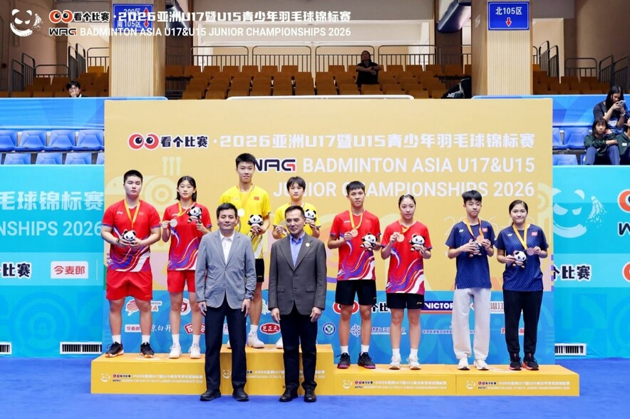 (Back row, from right) Au Yeung Wing-chi and Chan Yee-hei (Photo: