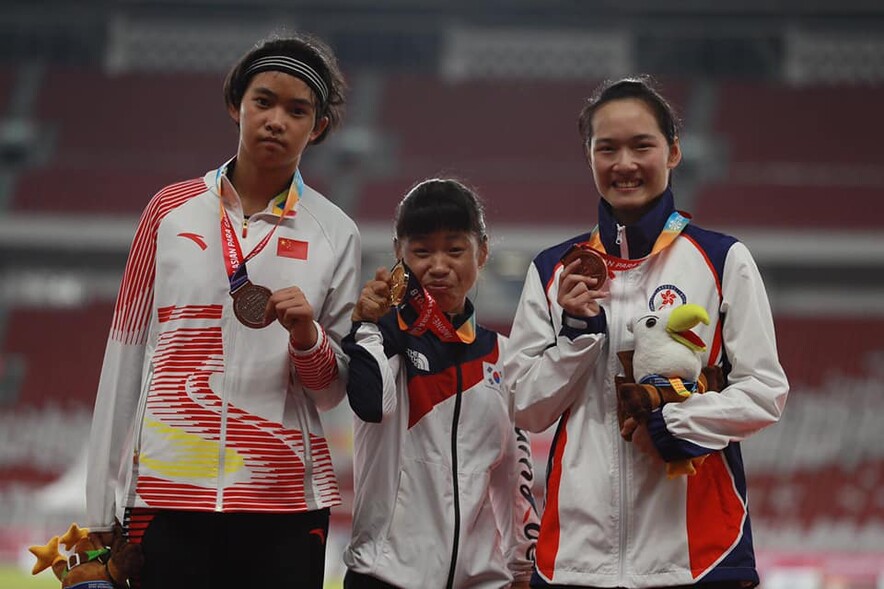 Right: Yam Kwok-fan (Photo: Hong Kong Paralympic Committee &amp;