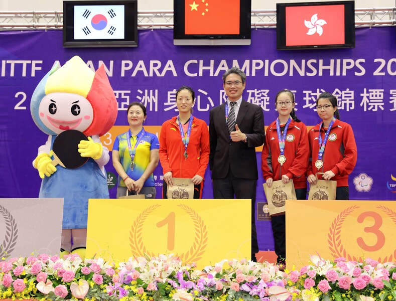 Chiu Kan-shan (1st right) and&nbsp;Wong Yue-ching (2nd right)